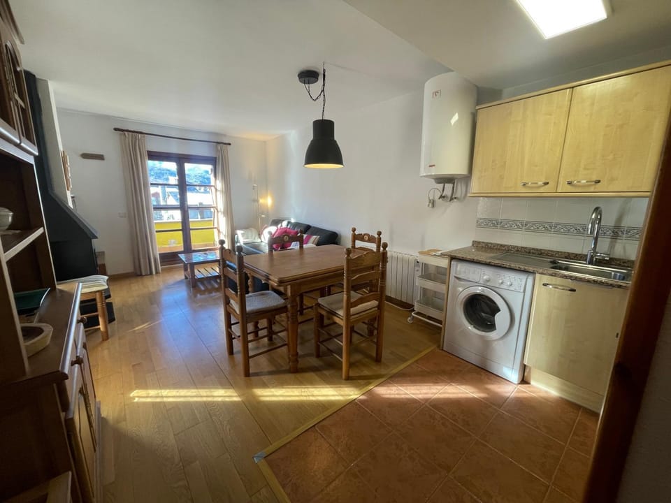 Kitchen or kitchenette, Living room, Seating area, Dining area, minibar, pet friendly, stove, washing machine