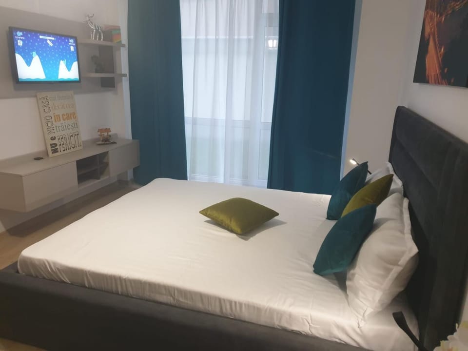 Bed, TV and multimedia, Photo of the whole room, Bedroom