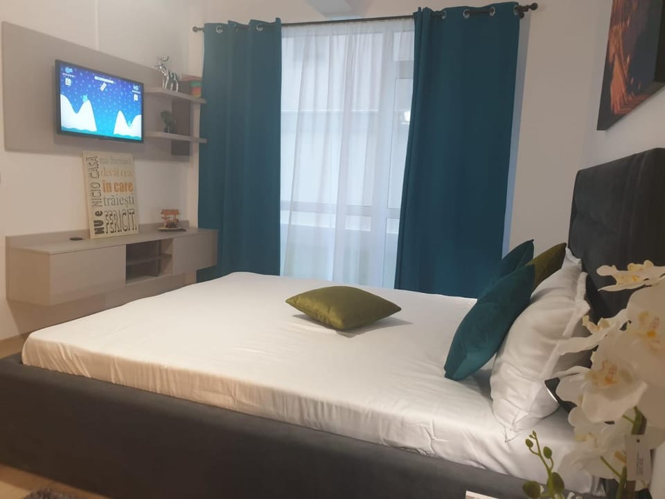 Bed, TV and multimedia, Bedroom