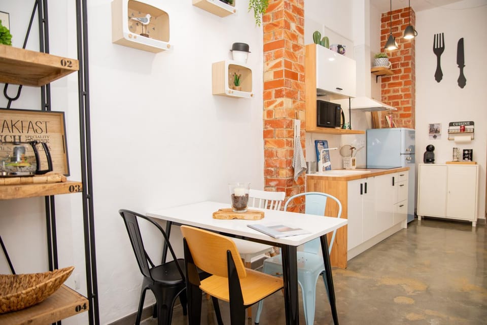 Coffee/tea facilities, Kitchen or kitchenette, Dining area, minibar