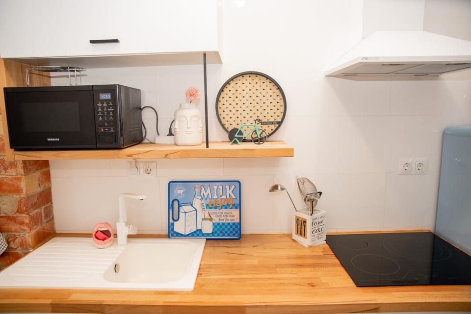 Kitchen or kitchenette, minibar, stove