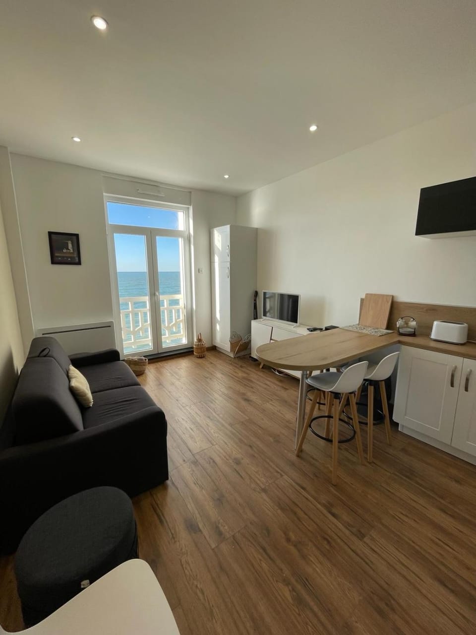Bed, TV and multimedia, Seating area, Dining area, Sea view, hair dresser