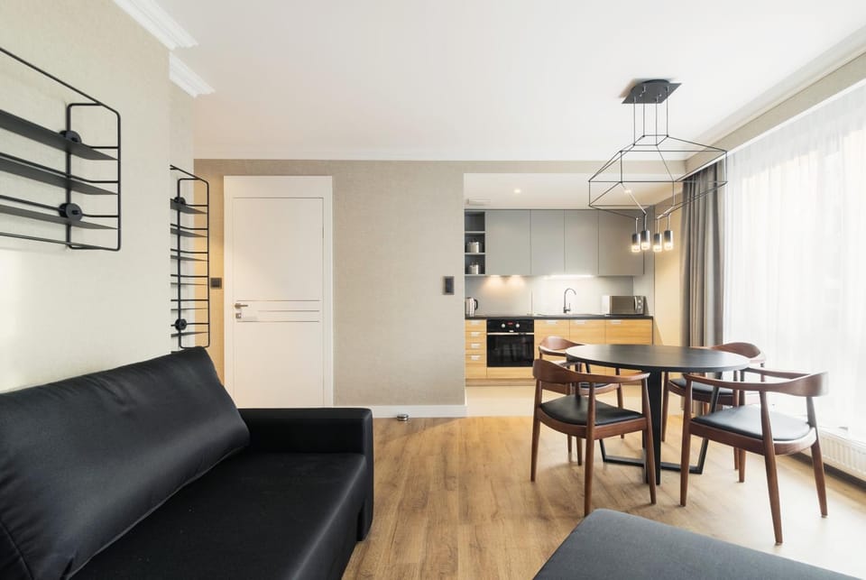 Kitchen or kitchenette, Living room, Seating area, Dining area
