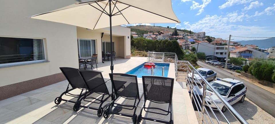 Balcony/Terrace, Swimming pool, Parking