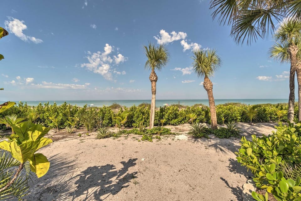 Beachfront Home on Gulf of Mexico w/ Indoor Pool House in South Venice