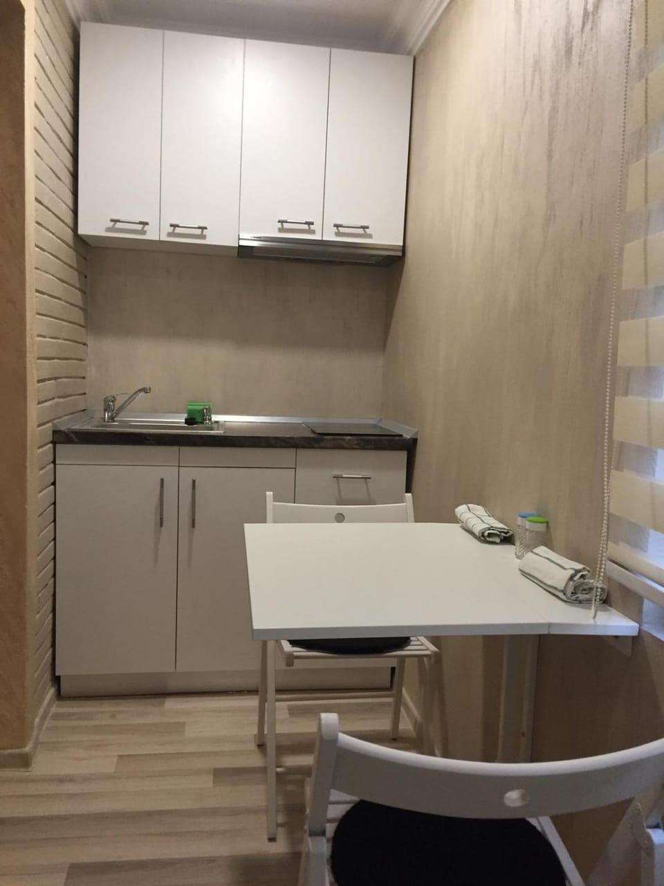 Kitchen or kitchenette, Dining area, stove