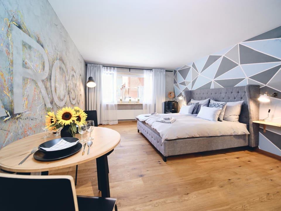 Bed, TV and multimedia, Photo of the whole room, Seating area, Bedroom