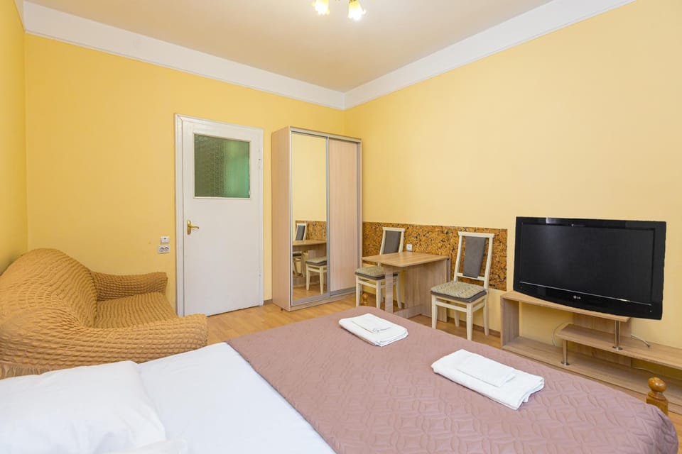 Bed, TV and multimedia, Photo of the whole room