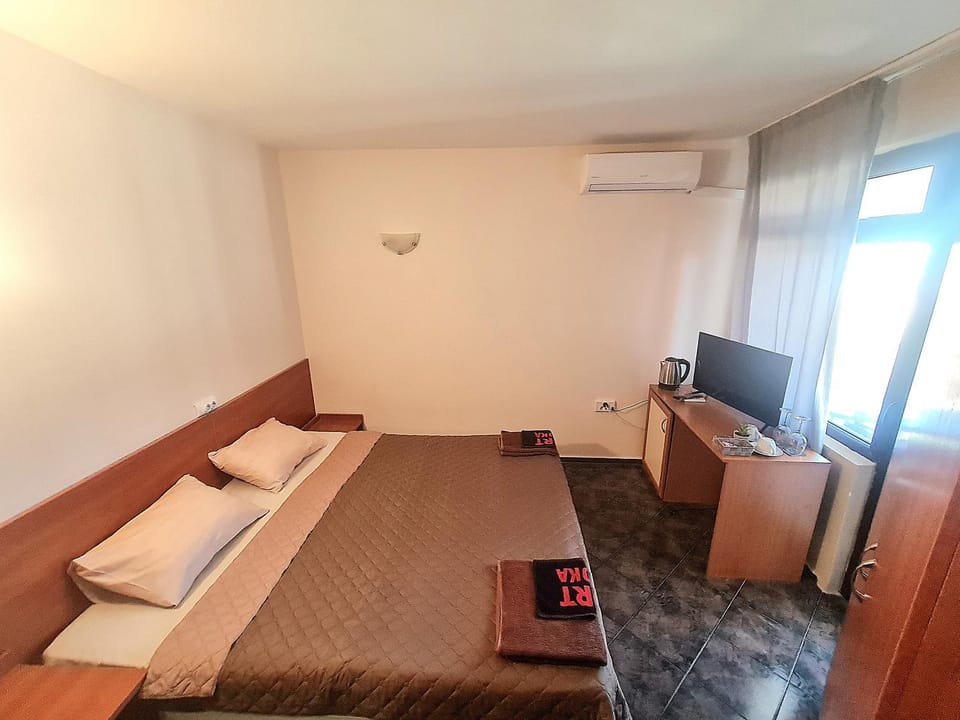 Bed, Bathroom, TV and multimedia, Coffee/tea facilities, Balcony/Terrace, Photo of the whole room, Bedroom, minibar, towels, air conditioner