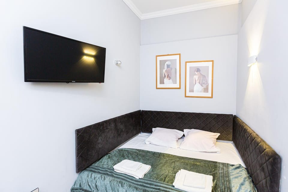 Bed, TV and multimedia, Bedroom