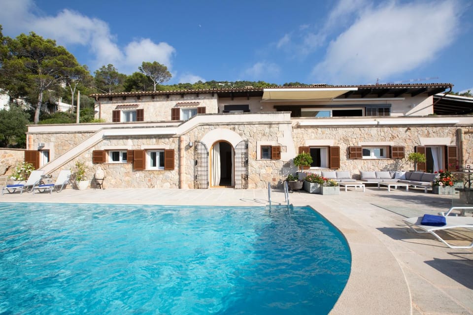 Property building, Swimming pool, sunbed