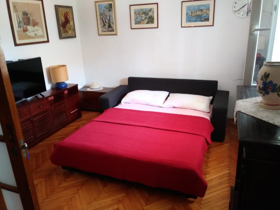 Bed, TV and multimedia, Photo of the whole room, Bedroom