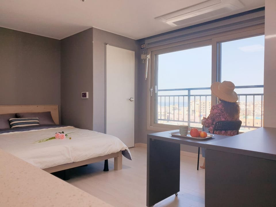 Photo of the whole room, Sea view