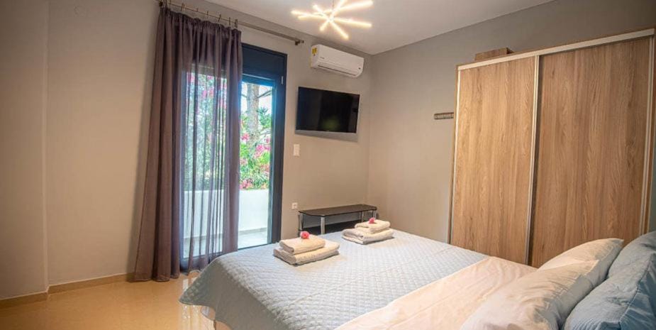 Bed, TV and multimedia, Bedroom, towels, wardrobe