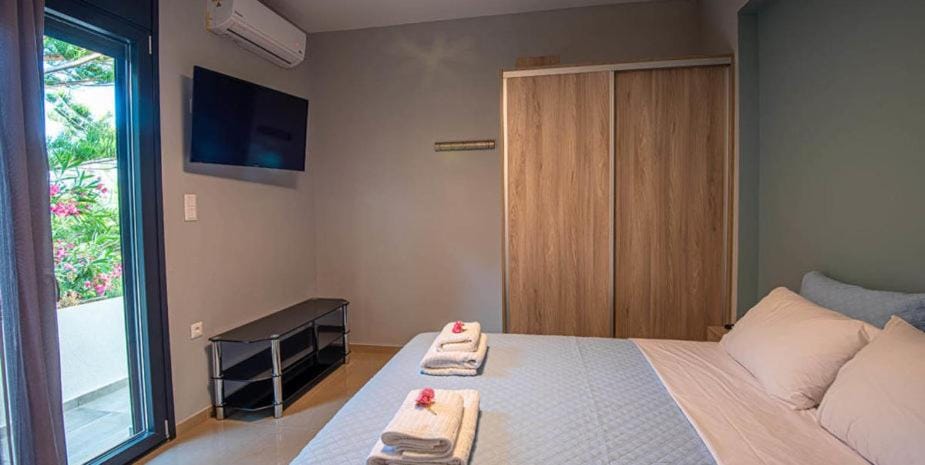 Bed, TV and multimedia, Bedroom, towels, air conditioner