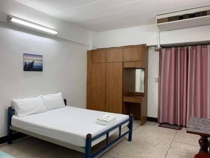 โชคชัยแมนชั่น บางบัวทอง Hostel in Thailand