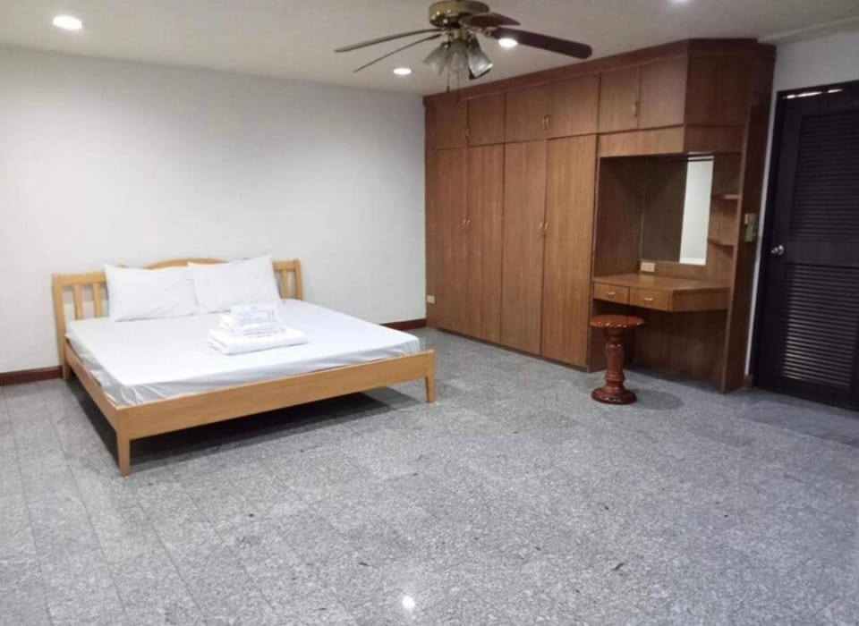โชคชัยแมนชั่น บางบัวทอง Hostel in Thailand