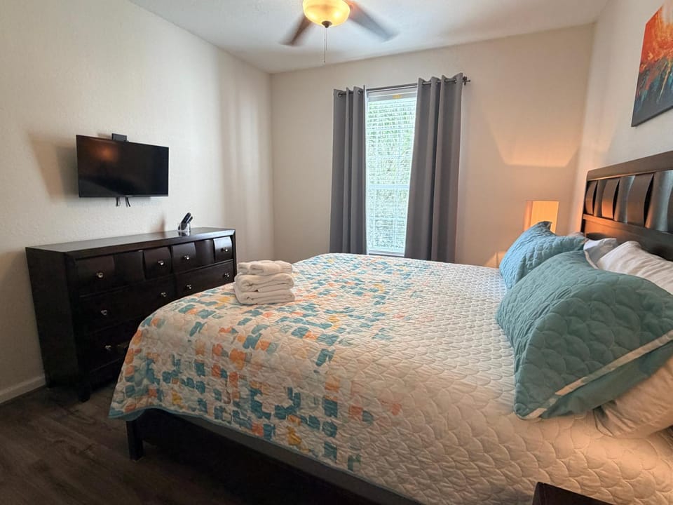 Bed, TV and multimedia, Bedroom, furniture, towels