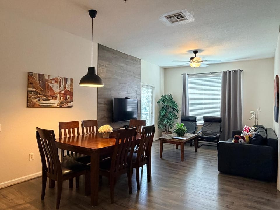 TV and multimedia, Living room, Photo of the whole room, Seating area, Dining area