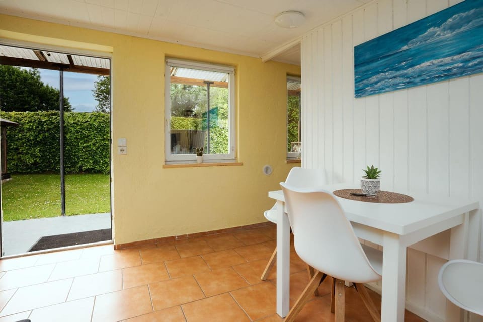 kleines-Ferienhaus-nur-5-Auto-min-von-Binz House in Binz