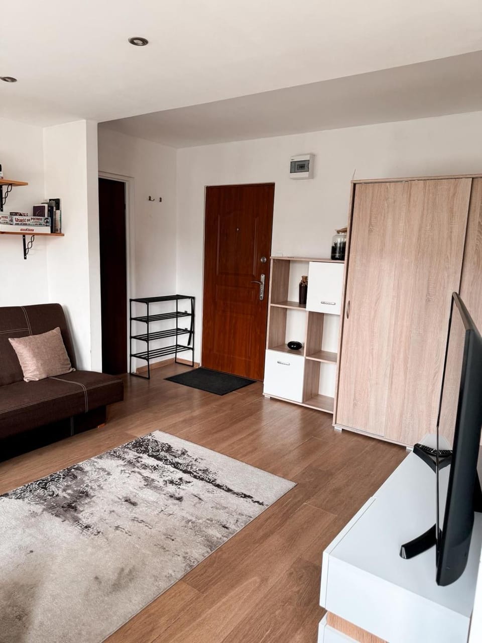 Communal lounge/ TV room, TV and multimedia, Living room, Seating area, wardrobe