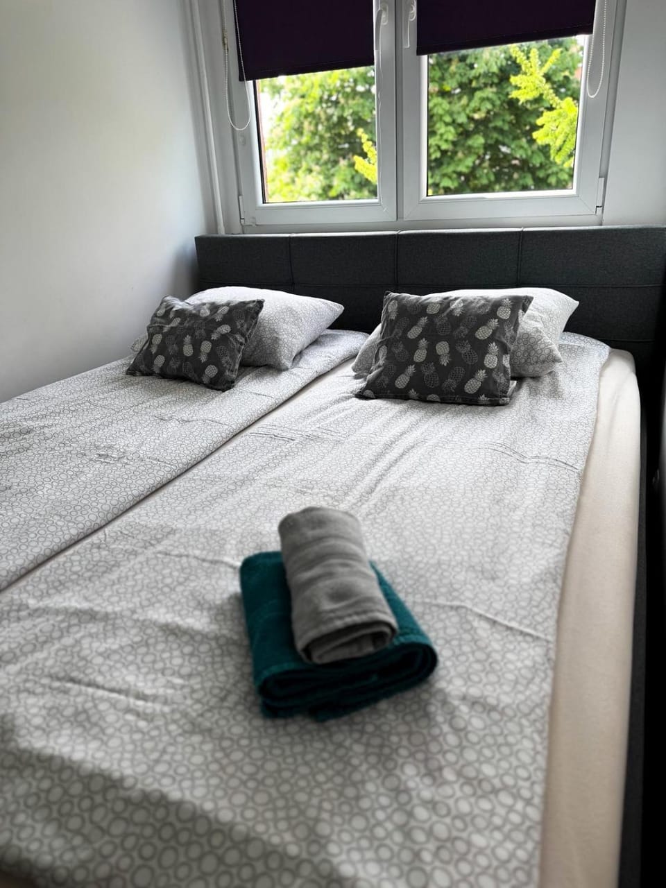 Bed, Bedroom, towels