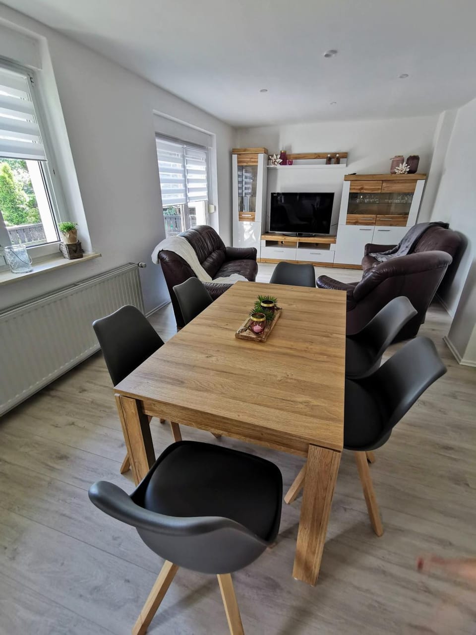 TV and multimedia, Living room, Decorative detail, Seating area