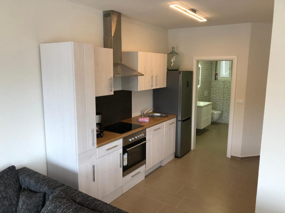 Kitchen or kitchenette, dishwasher