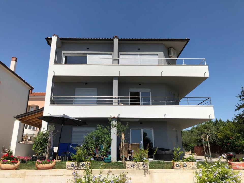 Property building, Day, Balcony/Terrace
