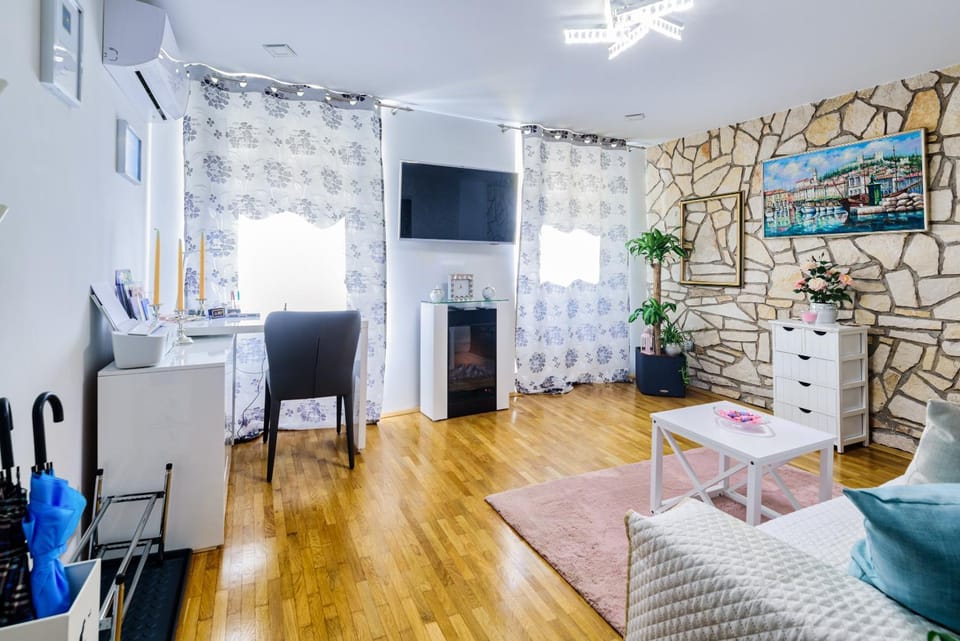 TV and multimedia, Living room, fireplace, flat iron, air conditioner