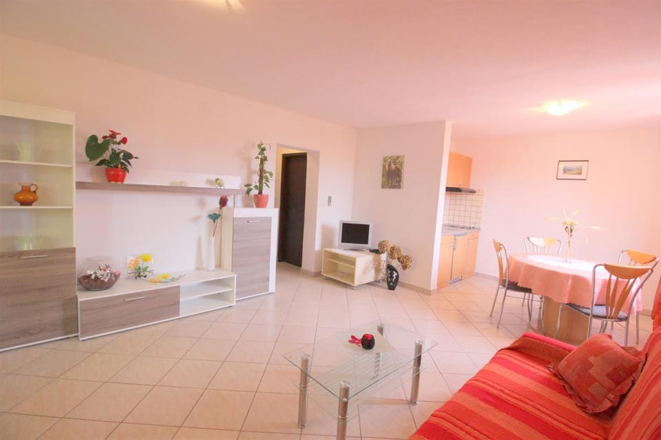 GIANNA N2, 600 m from the beach Apartment in Novigrad