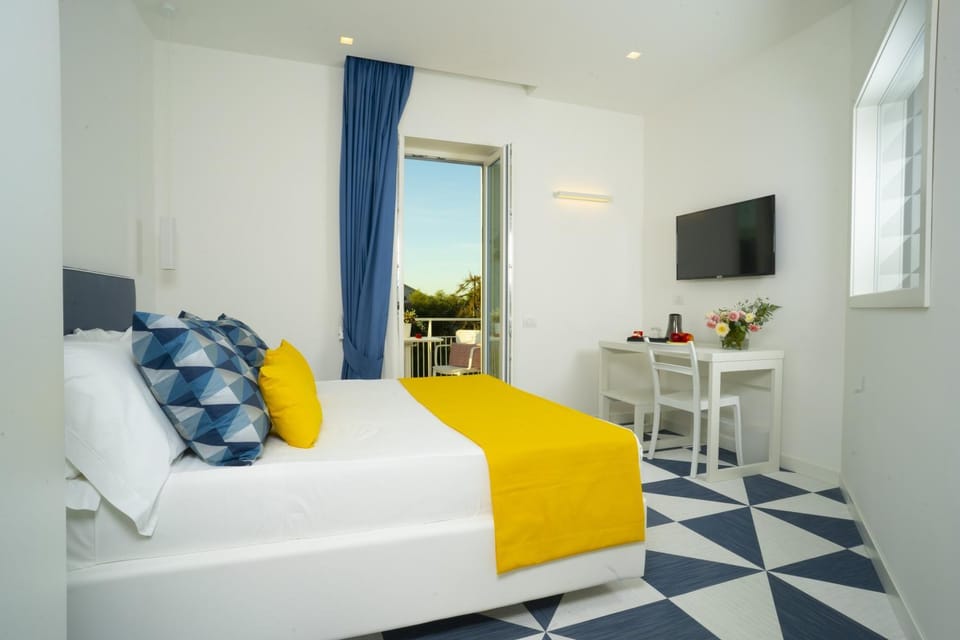 Communal lounge/ TV room, Bed, TV and multimedia, Living room, Photo of the whole room, Seating area, Evening entertainment, Bedroom