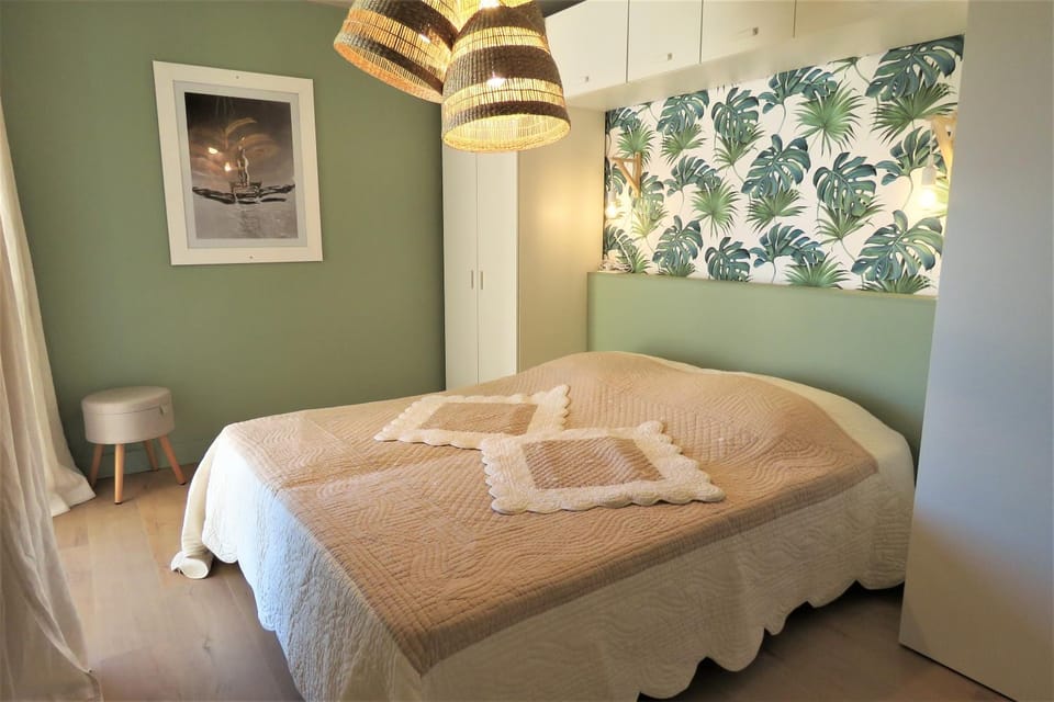 Photo of the whole room, Bedroom
