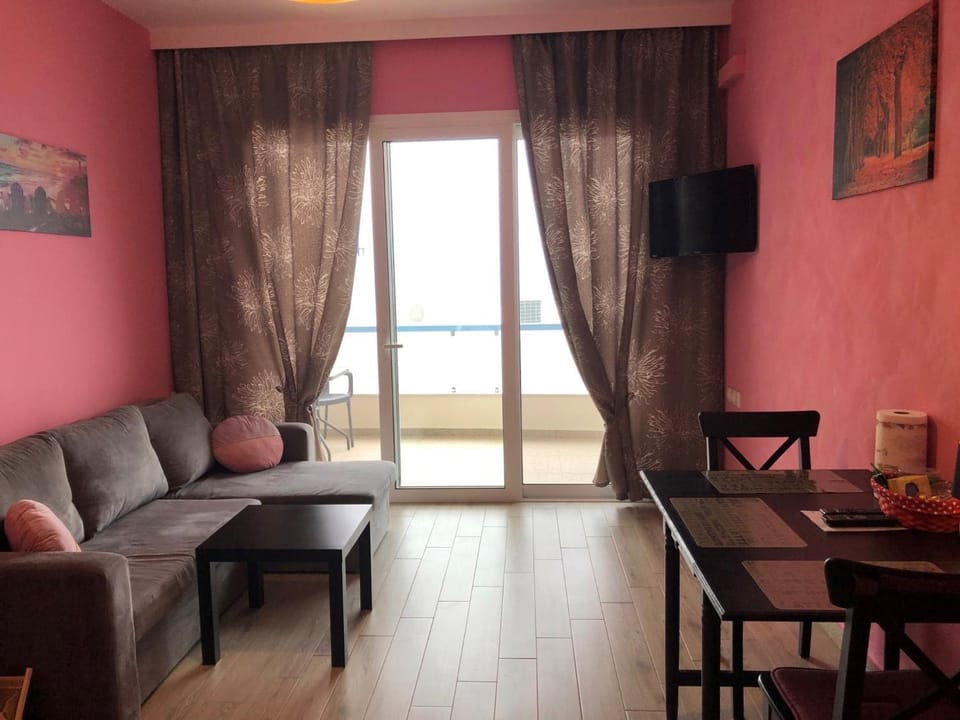 TV and multimedia, Kitchen or kitchenette, Living room, Seating area, Dining area, Mountain view, Sea view, Quiet street view