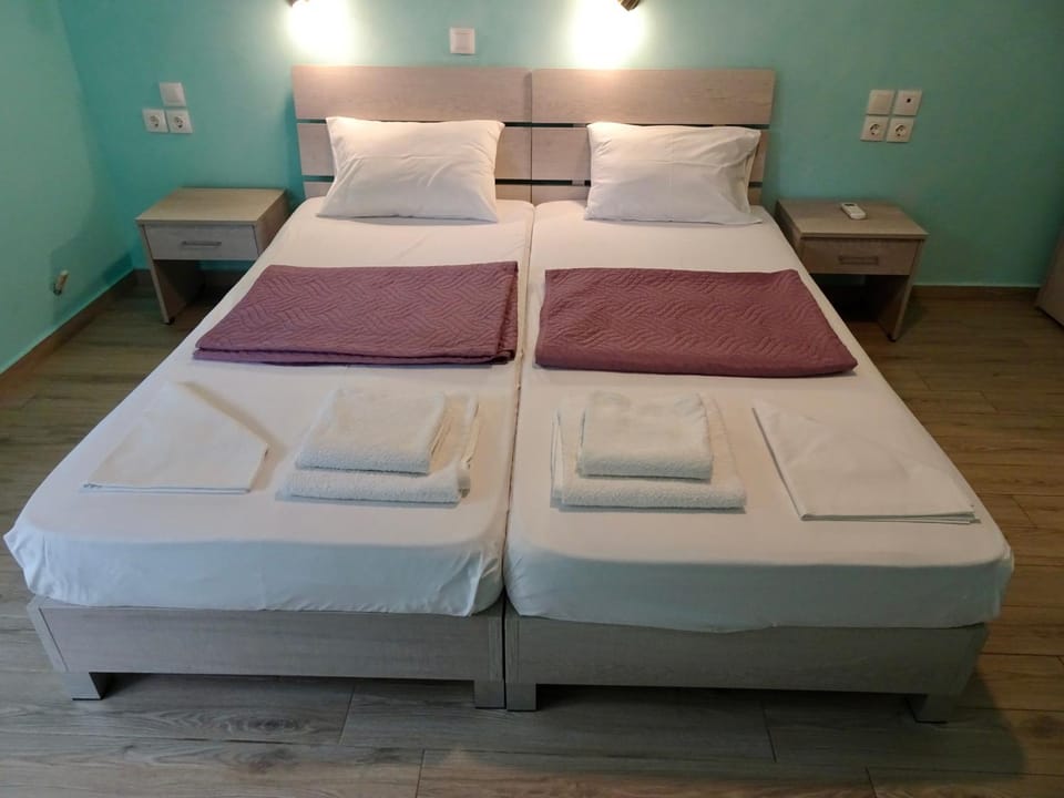 Bed, Bedroom, towels