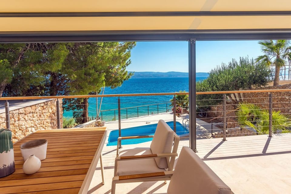 Property building, Balcony/Terrace, Seating area, Beach, Sea view, Swimming pool