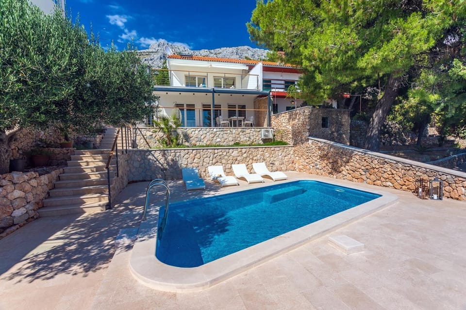 Swimming pool, air conditioner