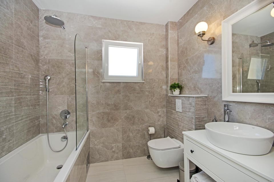 Toilet, Hot Tub, Bathroom