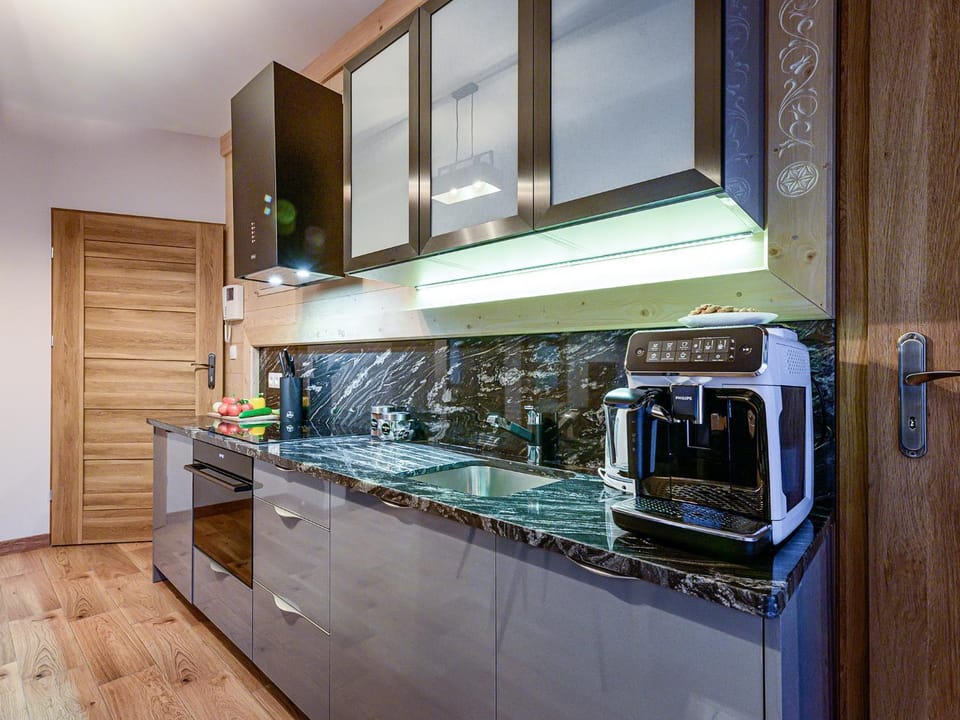 Coffee/tea facilities, Kitchen or kitchenette, stove
