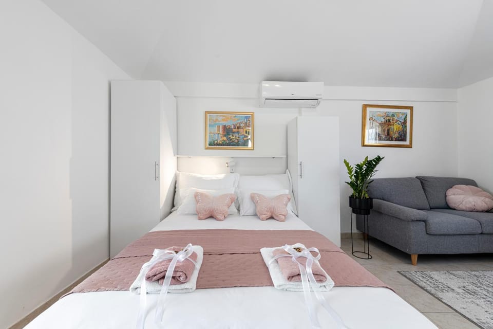 Bed, Bedroom, towels, air conditioner