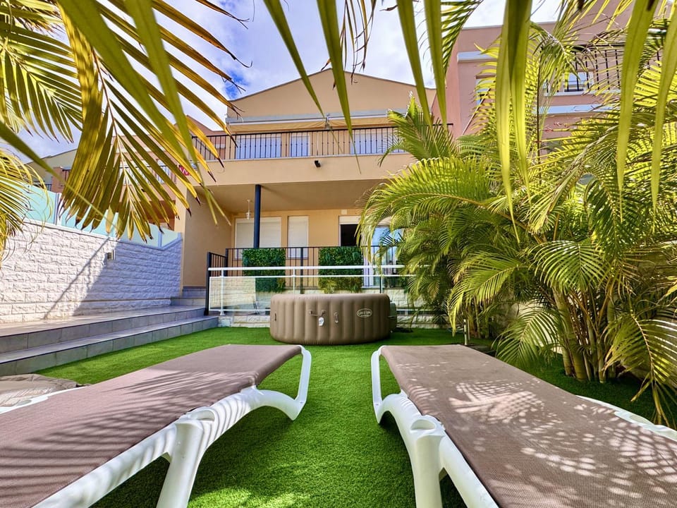 Property building, Facade/entrance, Off site