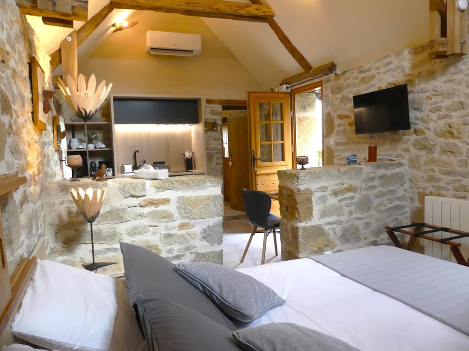 Property building, Kitchen or kitchenette, Living room, air conditioner