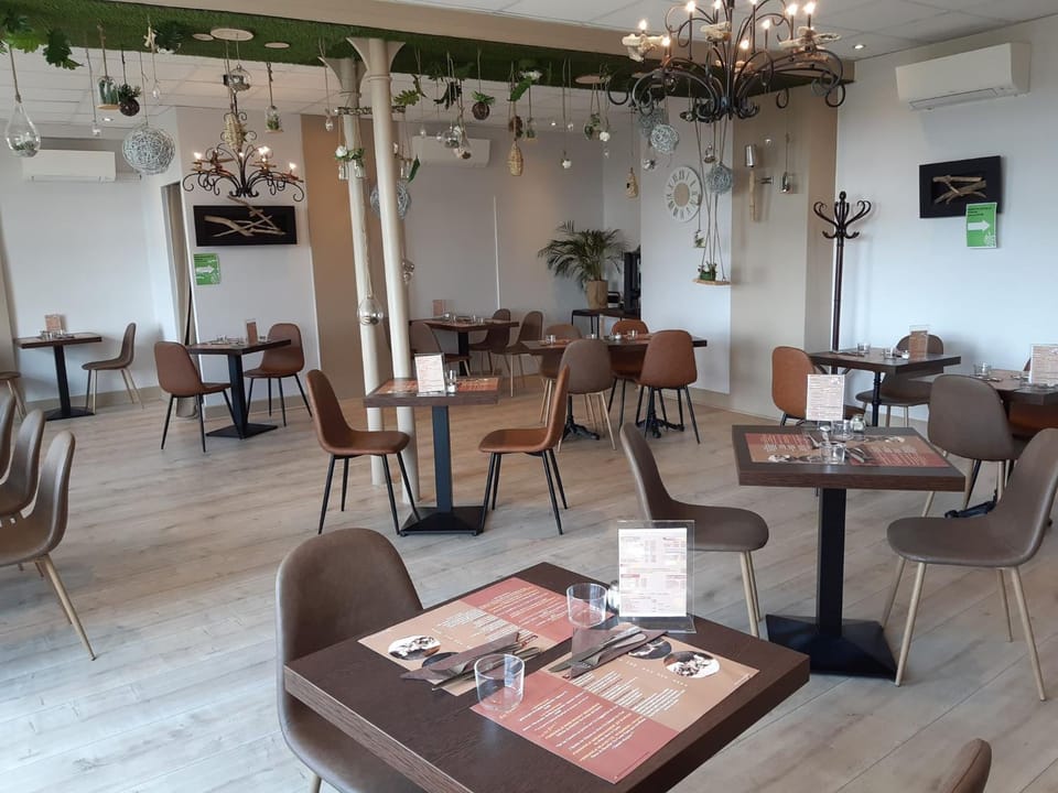 Restaurant/places to eat, Lounge or bar