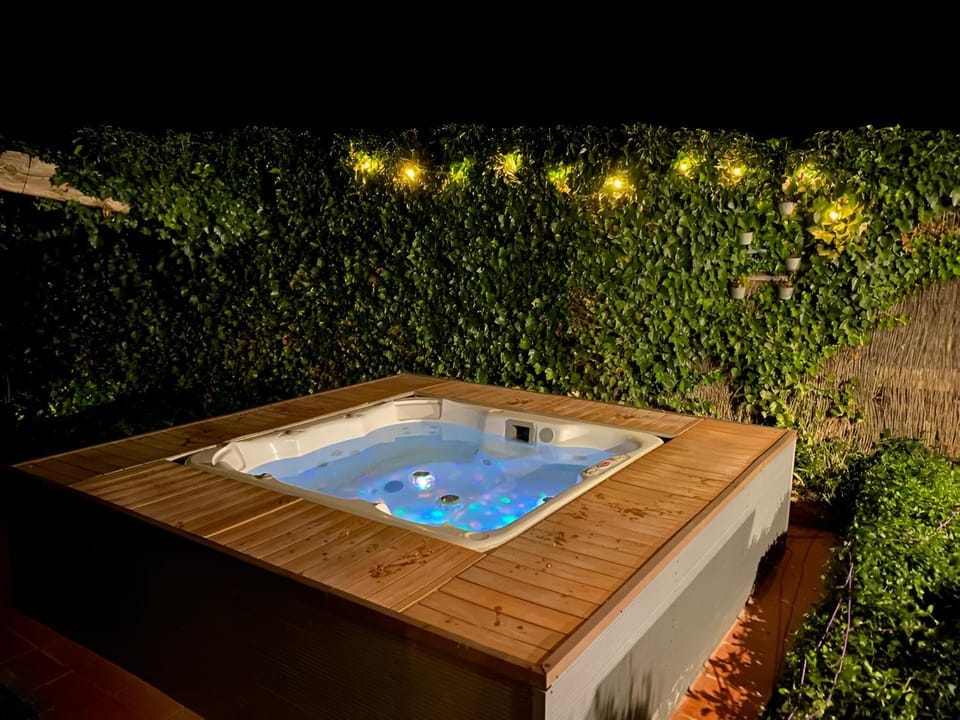 Night, Garden, Hot Tub, Garden view, Pool view