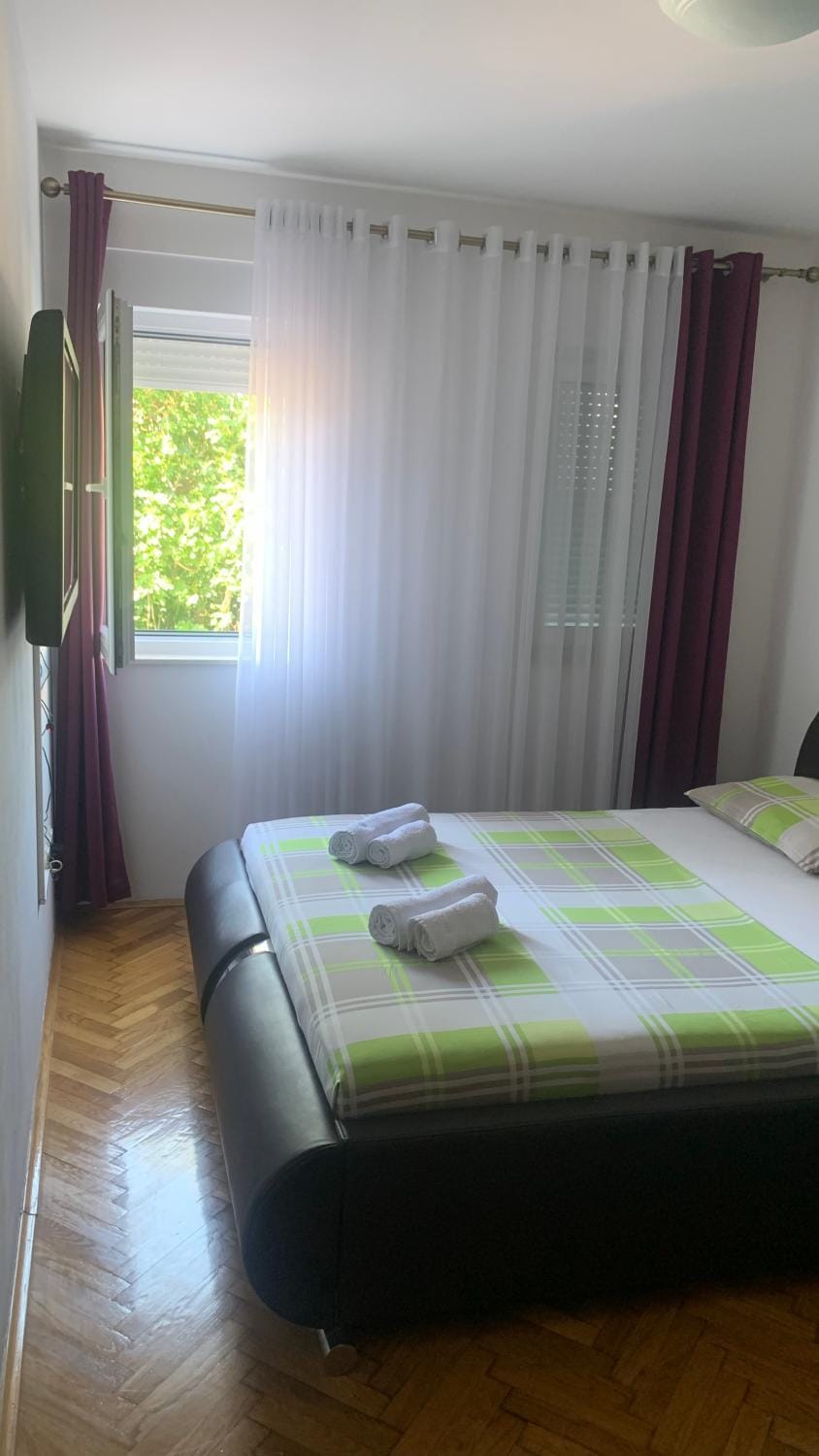 Bed, Bedroom, Garden view