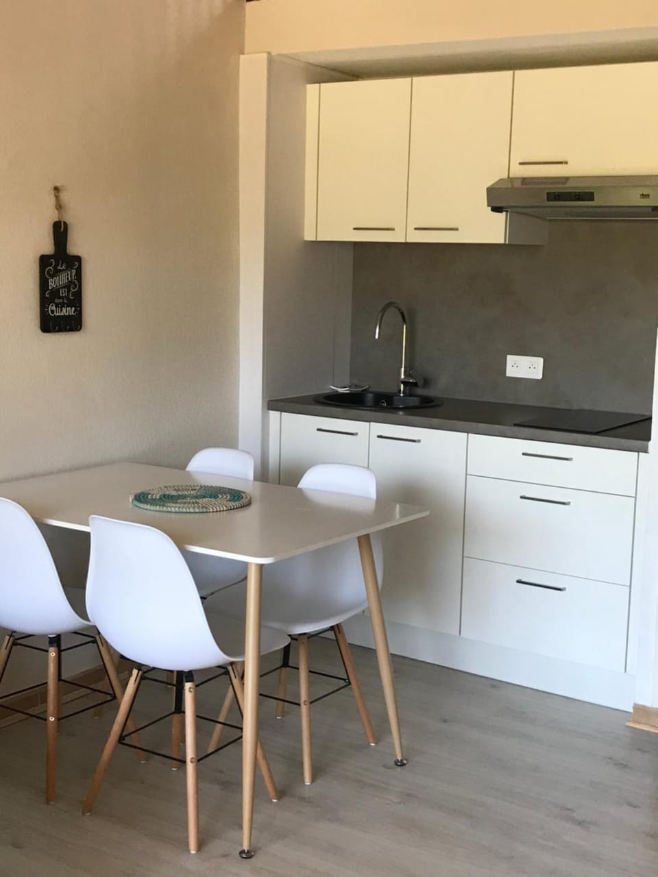 Restaurant/places to eat, Kitchen or kitchenette