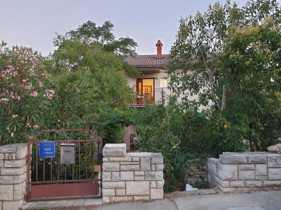 Property building, Facade/entrance, Garden view