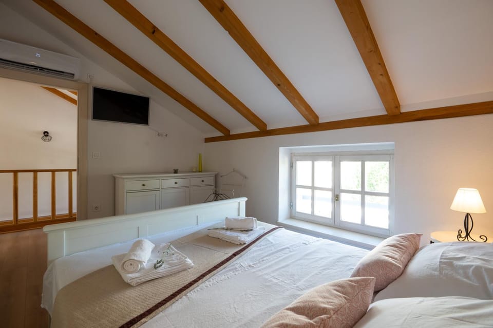 Bed, TV and multimedia, Bedroom