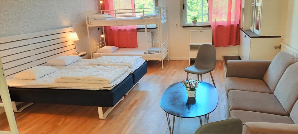 Bed, Photo of the whole room, Seating area, Bedroom, cot