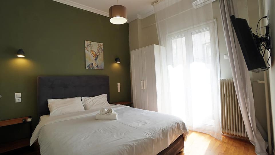 Bed, TV and multimedia, Photo of the whole room, Bedroom